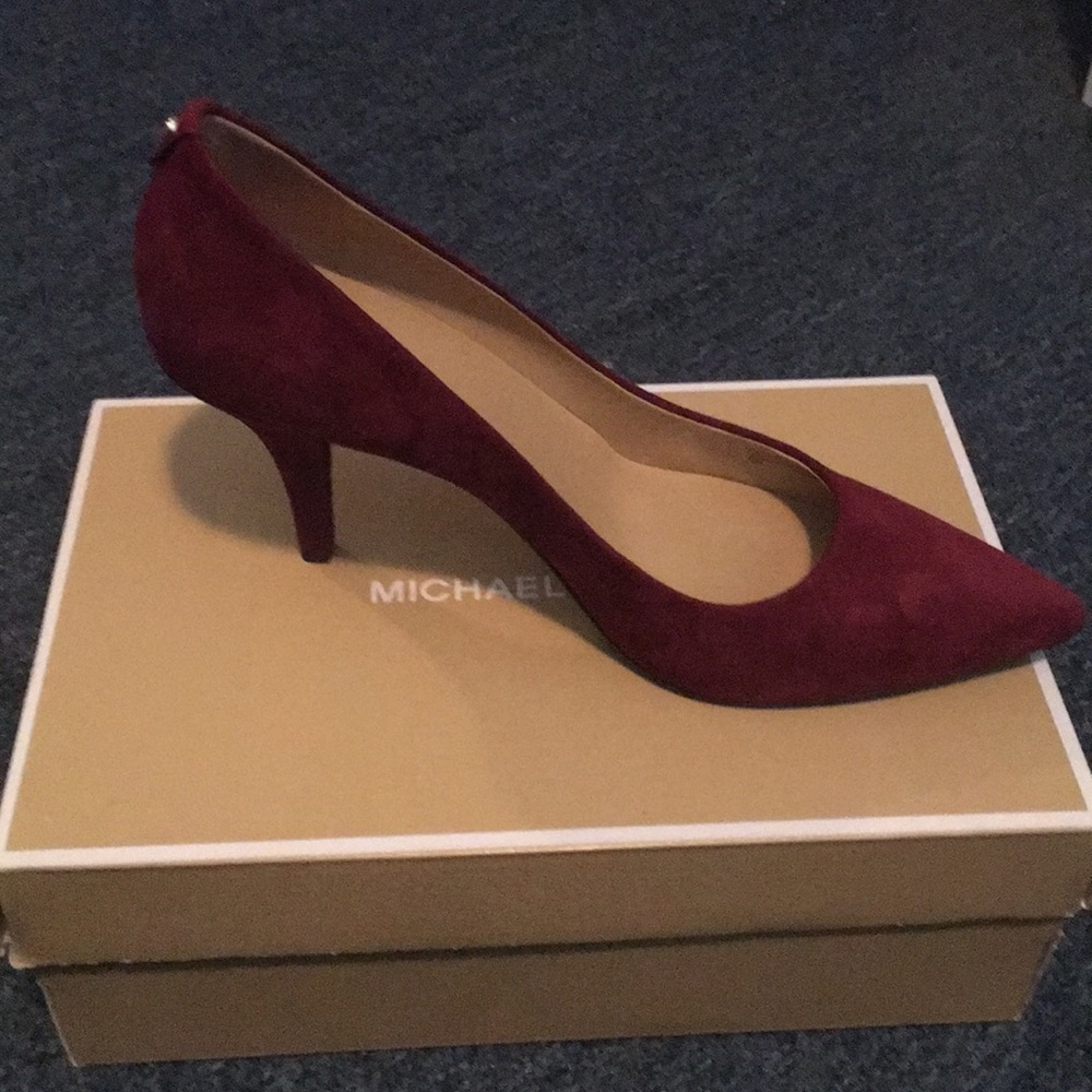 New in box Michael Kors suede pump